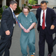 Kenneth Barnes en el 2007 escoltado por el FBI. AP Images